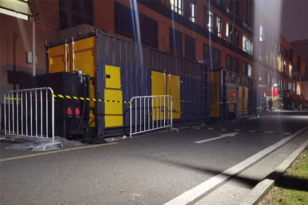 阜平柴油发电机组的输出电压是如何调节的？