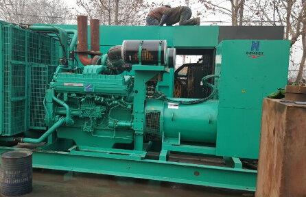 阜平发电机组如何判断水冷式机油散热器内部是否需要清洗？